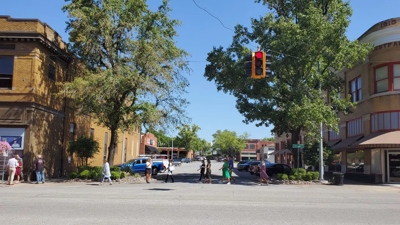 City of Sapulpa Codes and Standards by TSW, Tulsa - Typical street view with pedestrians crossing the street